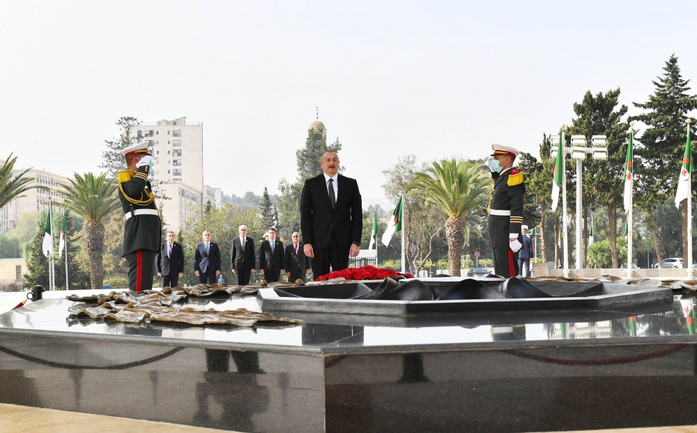 Prezident İlham Əliyev paytaxt Əlcəzairdə Şəhidlər abidəsini və Milli Mücahidlər Muzeyini ziyarət edib<font color='red'> - YENİLƏNİB 3</font><font color=red> - FOTOLAR</font>