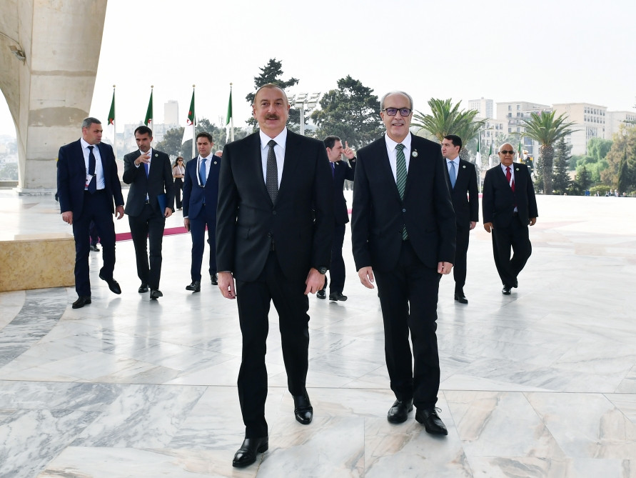 Prezident İlham Əliyev paytaxt Əlcəzairdə Şəhidlər abidəsini və Milli Mücahidlər Muzeyini ziyarət edib<font color='red'> - YENİLƏNİB 3</font><font color=red> - FOTOLAR</font>