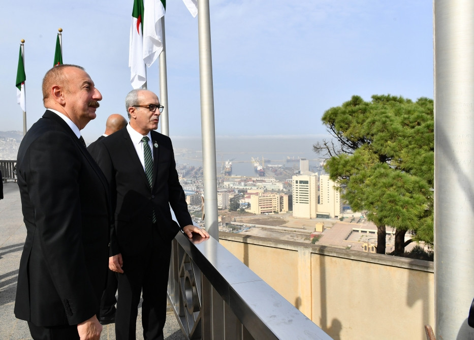 Prezident İlham Əliyev paytaxt Əlcəzairdə Şəhidlər abidəsini və Milli Mücahidlər Muzeyini ziyarət edib<font color='red'> - YENİLƏNİB 3</font><font color=red> - FOTOLAR</font>