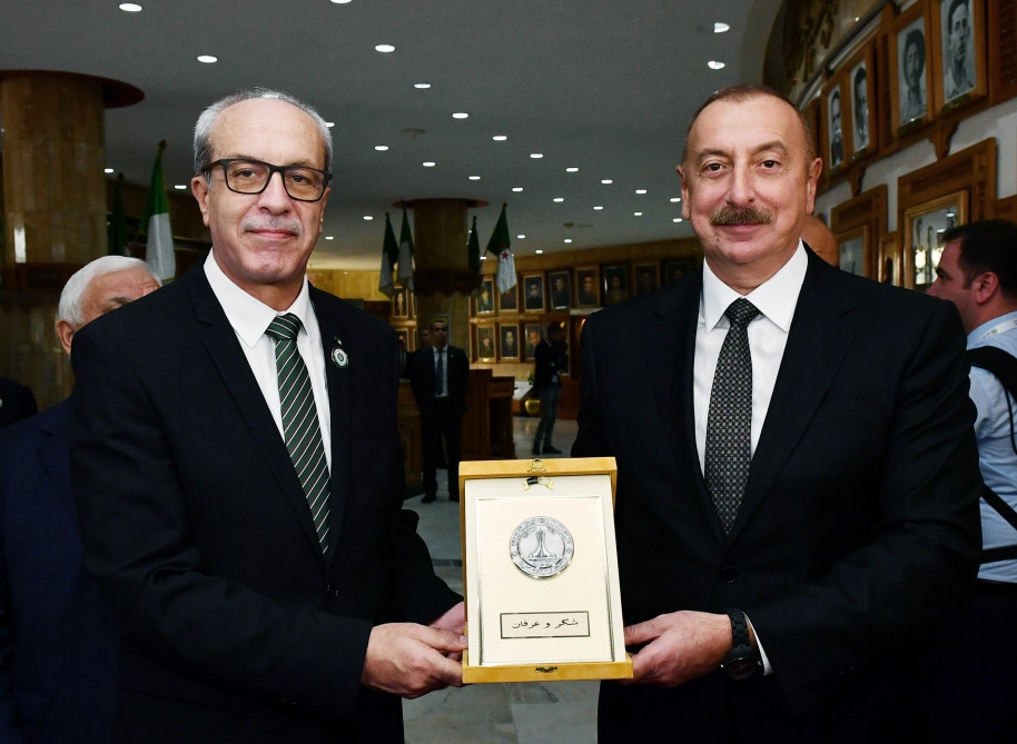 Prezident İlham Əliyev paytaxt Əlcəzairdə Şəhidlər abidəsini və Milli Mücahidlər Muzeyini ziyarət edib<font color='red'> - YENİLƏNİB 3</font><font color=red> - FOTOLAR</font>