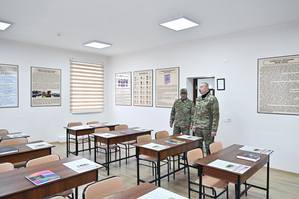 Prezident İlham Əliyev Füzuli rayonunda Müdafiə Nazirliyinin yeni istifadəyə verilmiş “N” saylı hərbi hissəsində yaradılan şəraitlə tanış olub<font color='red'> - YENİLƏNİB</font><font color=red> - FOTOLAR</font>