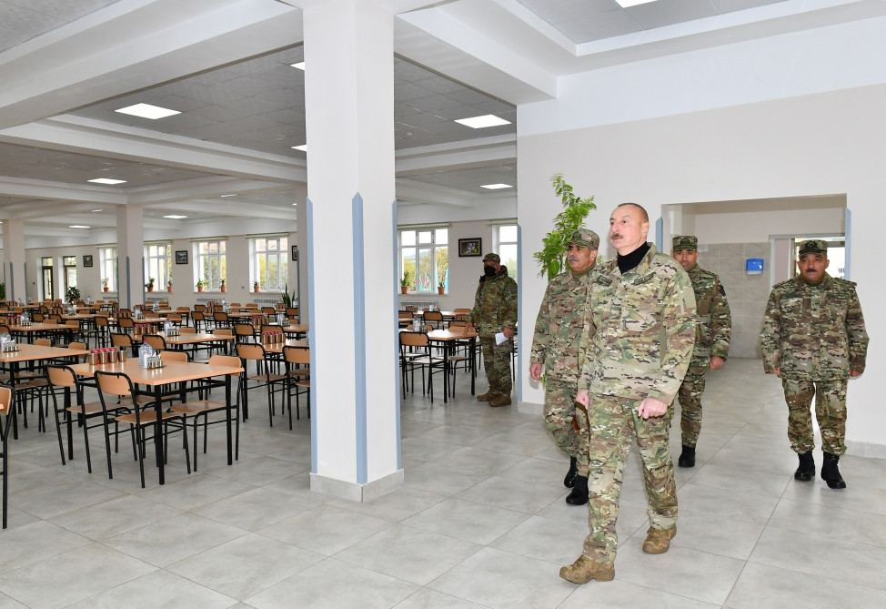 Prezident İlham Əliyev Füzuli rayonunda Müdafiə Nazirliyinin yeni istifadəyə verilmiş “N” saylı hərbi hissəsində yaradılan şəraitlə tanış olub<font color='red'> - YENİLƏNİB</font><font color=red> - FOTOLAR</font>