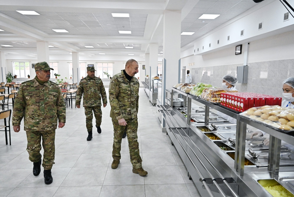 Prezident İlham Əliyev Füzuli rayonunda Müdafiə Nazirliyinin yeni istifadəyə verilmiş “N” saylı hərbi hissəsində yaradılan şəraitlə tanış olub<font color='red'> - YENİLƏNİB</font><font color=red> - FOTOLAR</font>