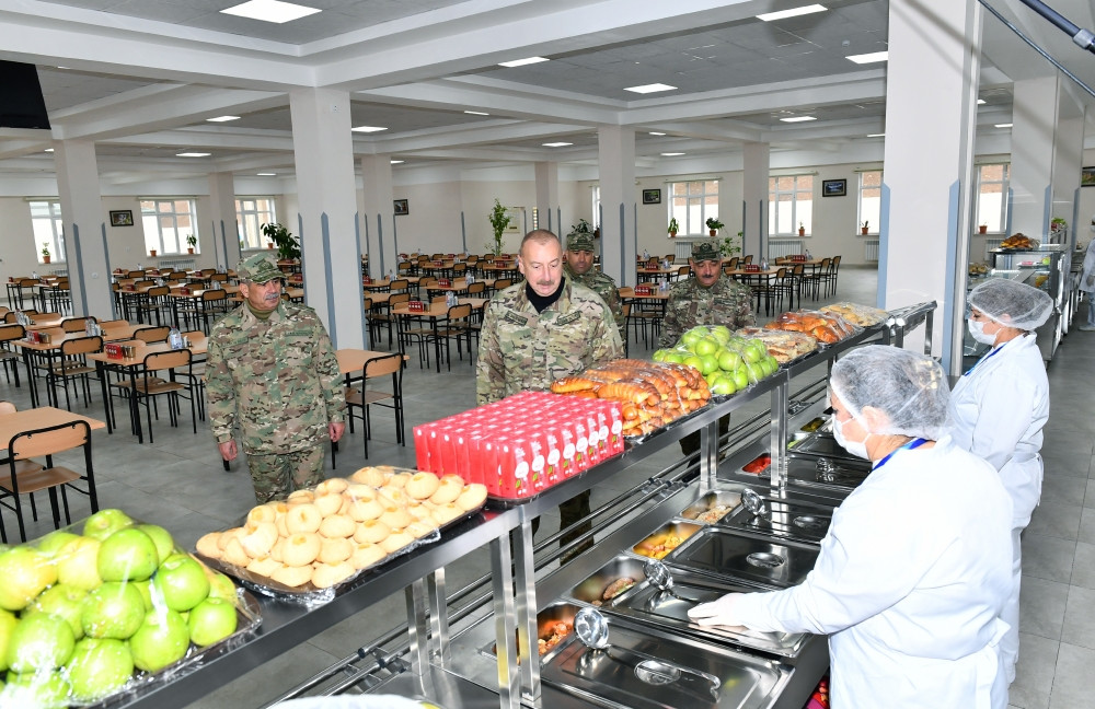 Prezident İlham Əliyev Füzuli rayonunda Müdafiə Nazirliyinin yeni istifadəyə verilmiş “N” saylı hərbi hissəsində yaradılan şəraitlə tanış olub<font color='red'> - YENİLƏNİB</font><font color=red> - FOTOLAR</font>