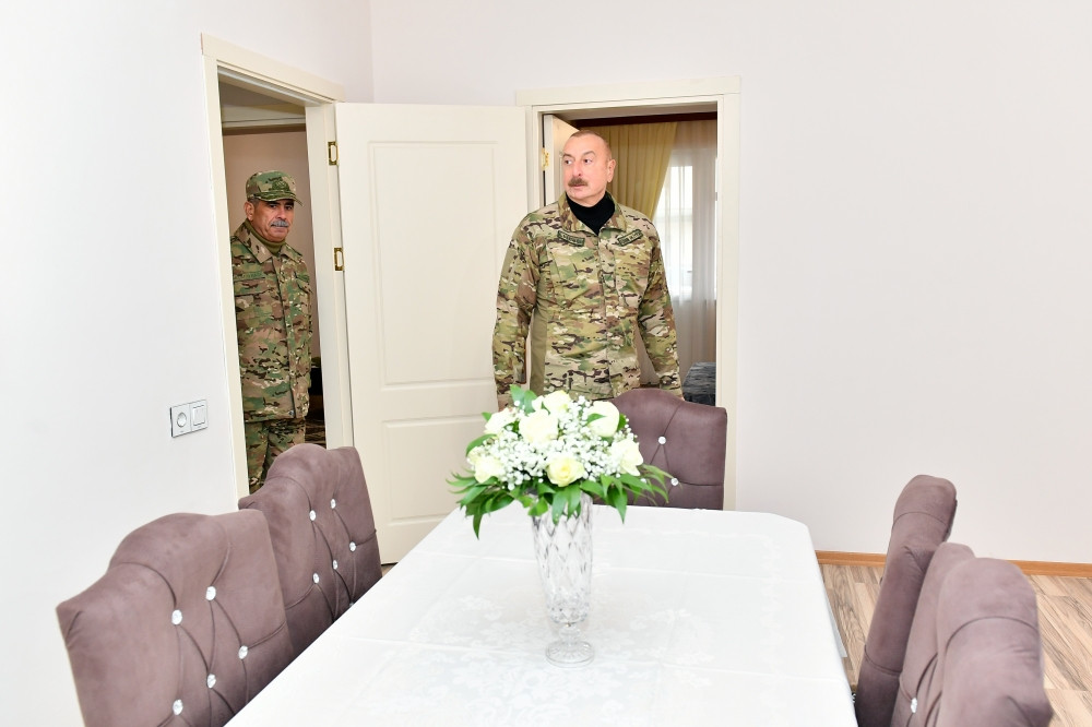 Prezident İlham Əliyev Füzuli rayonunda Müdafiə Nazirliyinin yeni istifadəyə verilmiş “N” saylı hərbi hissəsində yaradılan şəraitlə tanış olub<font color='red'> - YENİLƏNİB</font><font color=red> - FOTOLAR</font>