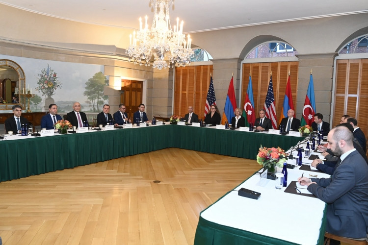 Azərbaycan və Ermənistan XİN rəhbərlərinin ABŞ dövlət katibi ilə üçtərəfli görüşü olub<font color=red> - FOTOLAR</font>