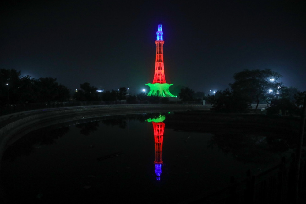 Pakistanın “Minar-e-Pakistan” abidəsi Zəfər Gününün ildönümündə Azərbaycan bayrağı ilə işıqlandırılıb<font color=red> - FOTOLAR</font>