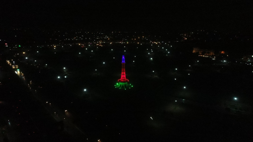 Pakistanın “Minar-e-Pakistan” abidəsi Zəfər Gününün ildönümündə Azərbaycan bayrağı ilə işıqlandırılıb<font color=red> - FOTOLAR</font>