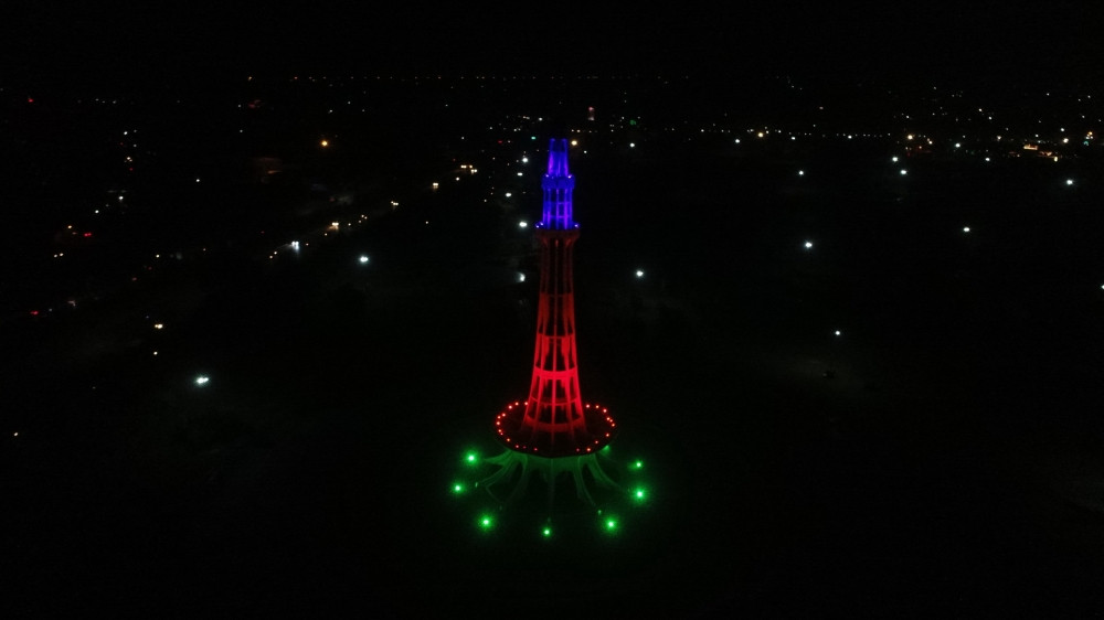 Pakistanın “Minar-e-Pakistan” abidəsi Zəfər Gününün ildönümündə Azərbaycan bayrağı ilə işıqlandırılıb<font color=red> - FOTOLAR</font>