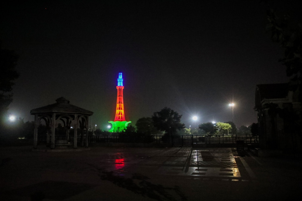Pakistanın “Minar-e-Pakistan” abidəsi Zəfər Gününün ildönümündə Azərbaycan bayrağı ilə işıqlandırılıb<font color=red> - FOTOLAR</font>