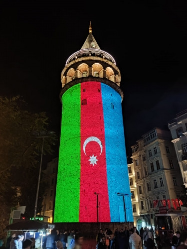Zəfər Günü münasibətilə İstanbulun rəmzləri Azərbaycan Bayrağının rəngləri ilə işıqlandırılıb<font color=red> - FOTOLAR</font>