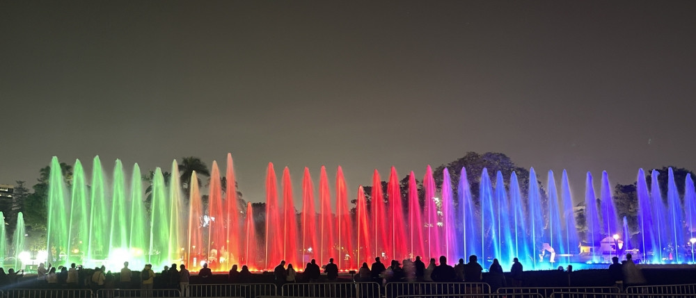 Peru paytaxtının mərkəzi parkındakı musiqili fəvvarə Azərbaycanın Bayrağının rəngləri ilə işıqlandırılıb<font color=red> - FOTOLAR</font>