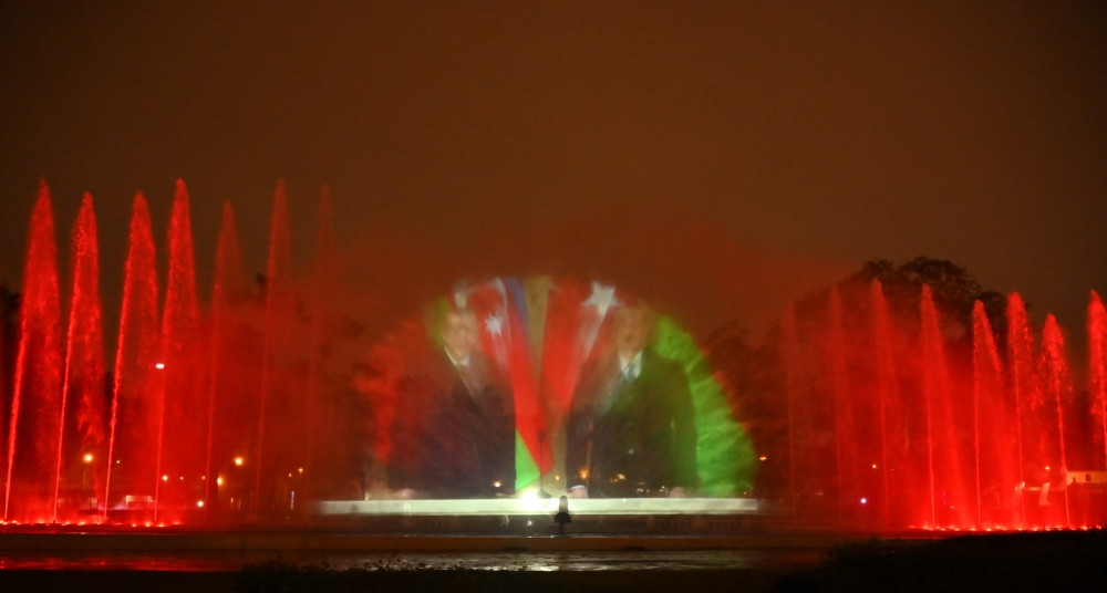 Peru paytaxtının mərkəzi parkındakı musiqili fəvvarə Azərbaycanın Bayrağının rəngləri ilə işıqlandırılıb<font color=red> - FOTOLAR</font>