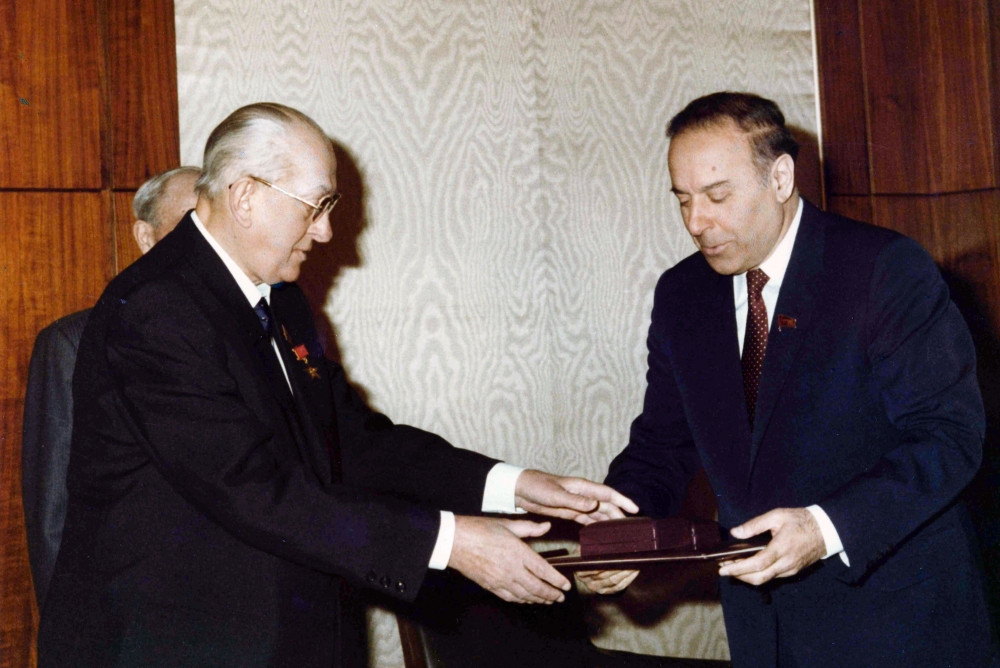 Xalqa bağışlanmış ömürdən anlar: 1983-cü il<font color=red> - FOTOLAR</font>