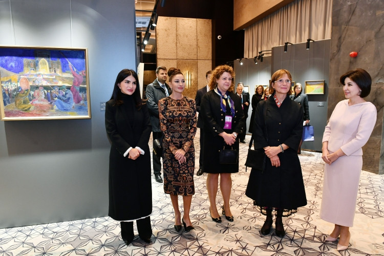 Azərbaycanın birinci xanımı Mehriban Əliyeva Səmərqənddə “Özbəkistanın rəngləri” adlı sərgi ilə tanış olub<font color=red> - FOTOLAR</font>
