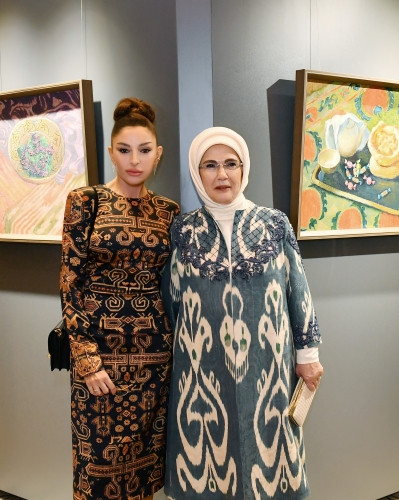 Azərbaycanın birinci xanımı Mehriban Əliyeva Səmərqənddə “Özbəkistanın rəngləri” adlı sərgi ilə tanış olub<font color=red> - FOTOLAR</font>