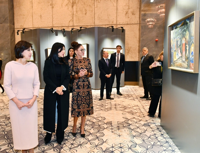 Azərbaycanın birinci xanımı Mehriban Əliyeva Səmərqənddə “Özbəkistanın rəngləri” adlı sərgi ilə tanış olub<font color=red> - FOTOLAR</font>