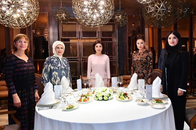 Birinci xanım Mehriban Əliyeva Səmərqənddə təşkil olunan şam yeməyində iştirak edib<font color=red> - FOTOLAR</font>