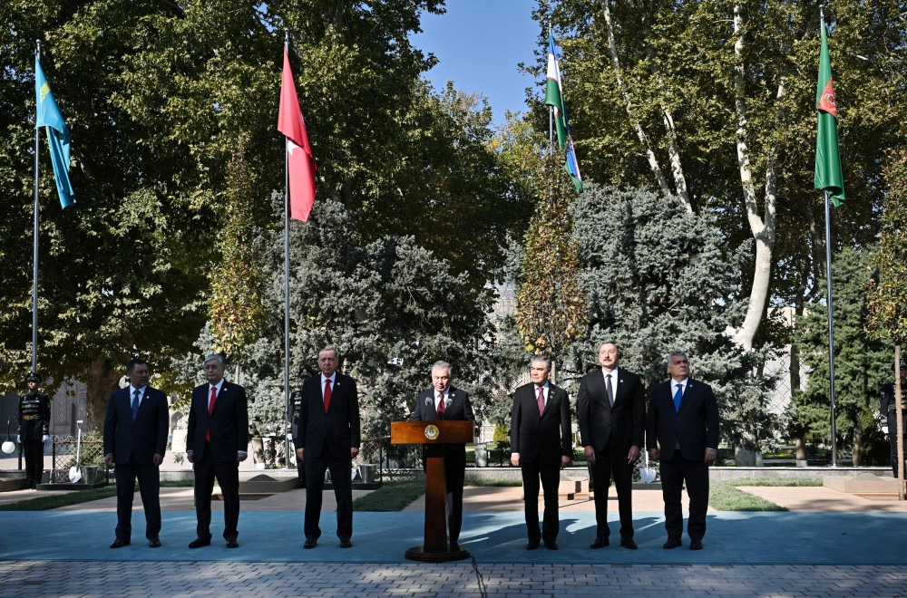 Zirvə Görüşündə iştirak edən dövlət və hökumət başçıları Səmərqəndin "Registan" meydanında ağac əkiblər<font color='red'> - YENİLƏNİB</font><font color=red> - FOTOLAR</font>