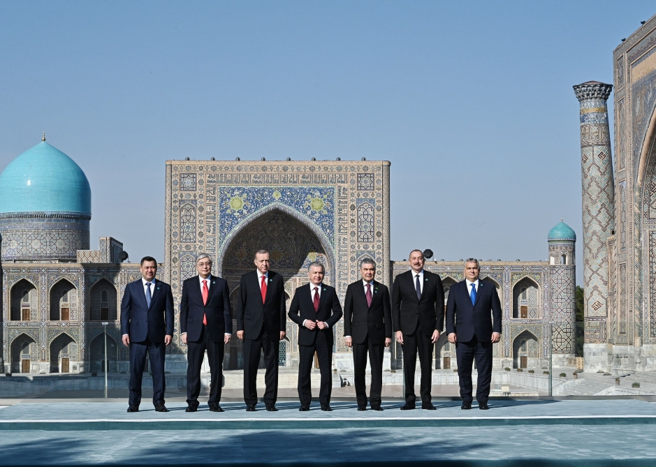 Zirvə Görüşündə iştirak edən dövlət və hökumət başçıları Səmərqəndin "Registan" meydanında ağac əkiblər<font color='red'> - YENİLƏNİB</font><font color=red> - FOTOLAR</font>