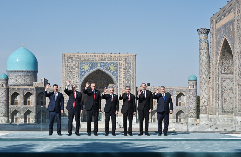 Zirvə Görüşündə iştirak edən dövlət və hökumət başçıları Səmərqəndin "Registan" meydanında ağac əkiblər<font color='red'> - YENİLƏNİB</font><font color=red> - FOTOLAR</font>