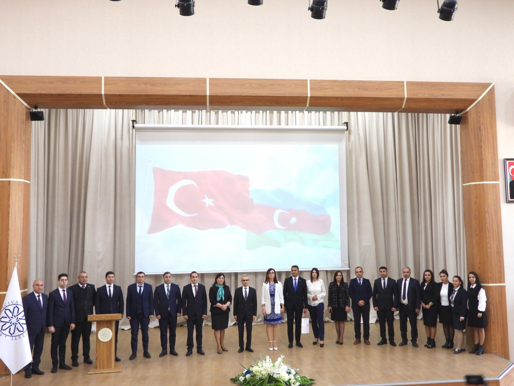 Baş konsul tələbələrlə görüşüb<font color=red> - FOTOLAR</font>