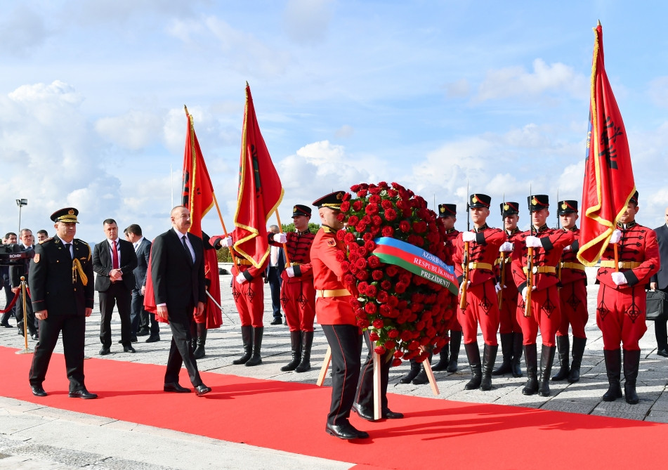 Prezident İlham Əliyev Tiranada “Mother Albania” abidəsini ziyarət edib<font color=red> - FOTOLAR</font>