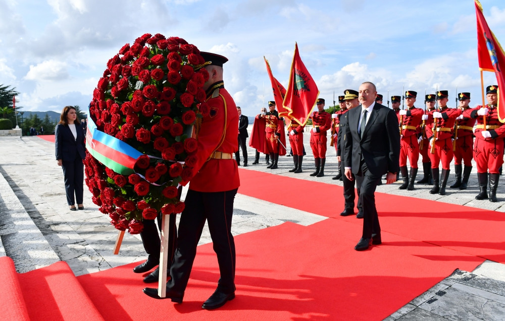 Prezident İlham Əliyev Tiranada “Mother Albania” abidəsini ziyarət edib<font color=red> - FOTOLAR</font>