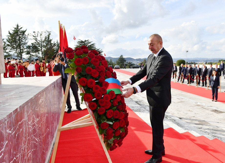 Prezident İlham Əliyev Tiranada “Mother Albania” abidəsini ziyarət edib<font color=red> - FOTOLAR</font>