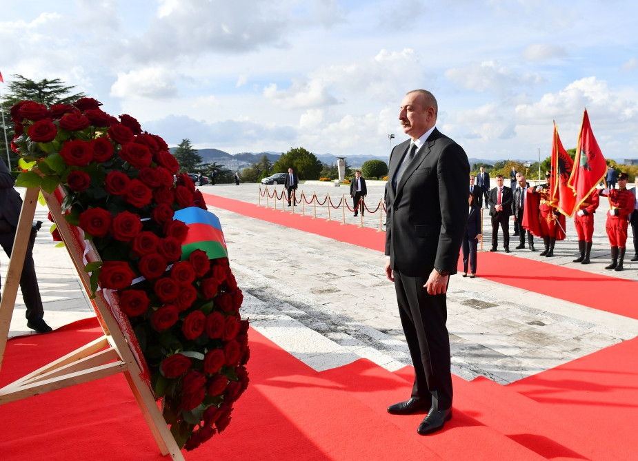 Prezident İlham Əliyev Tiranada “Mother Albania” abidəsini ziyarət edib<font color=red> - FOTOLAR</font>
