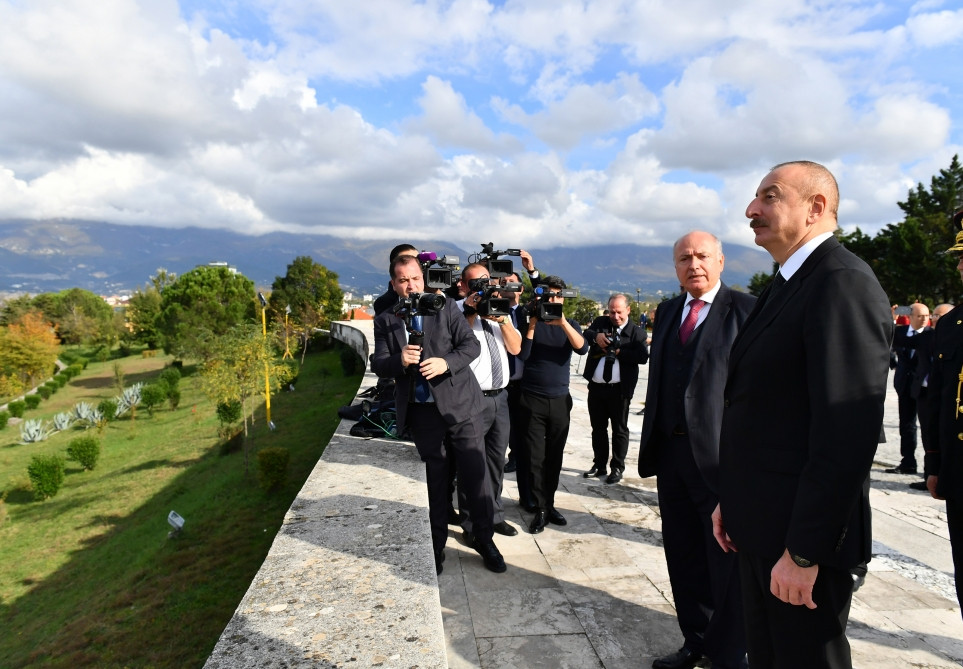 Prezident İlham Əliyev Tiranada “Mother Albania” abidəsini ziyarət edib<font color=red> - FOTOLAR</font>