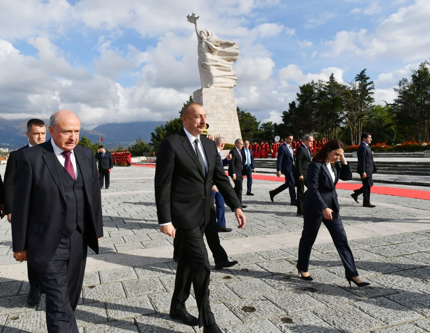 Prezident İlham Əliyev Tiranada “Mother Albania” abidəsini ziyarət edib<font color=red> - FOTOLAR</font>