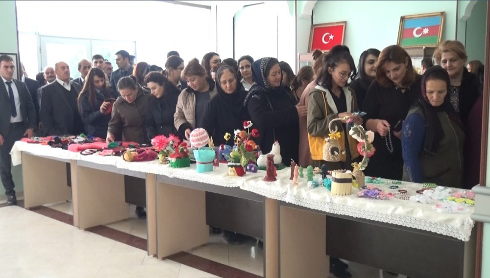 Babəkdə keçirilən sərgi-satışda 200-də çox əl işi sərgilənib<font color=red> - FOTOLAR</font>