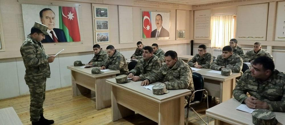 Azərbaycan Ordusunda ictimai-siyasi hazırlıq məşğələləri keçirilir<font color=red> - FOTOLAR</font>
