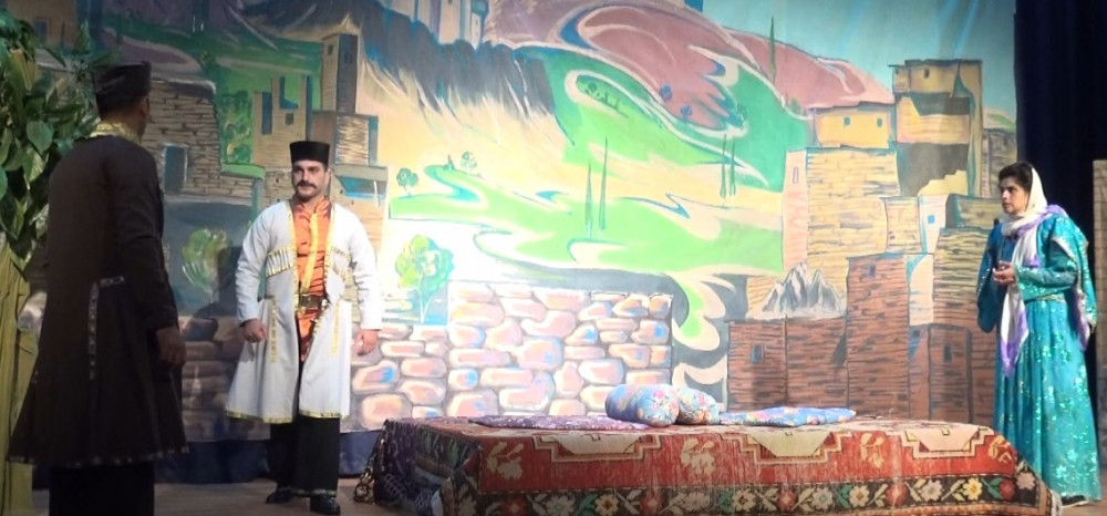 Babək Rayon Xalq Teatrı tələbələr qarşısında çıxış edib<font color=red> - FOTOLAR</font>