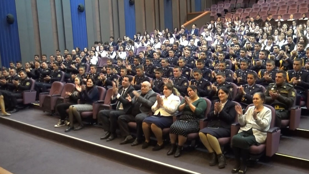 Babək Rayon Xalq Teatrı tələbələr qarşısında çıxış edib<font color=red> - FOTOLAR</font>