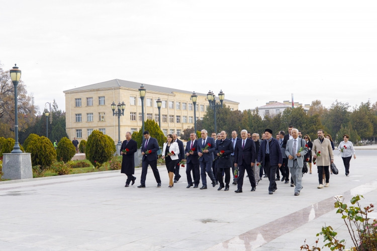 “Naxçıvan” Universitetində “Beynəlxalq İpək Yolu və Naxçıvan”  Beynəlxalq elmi konfransı öz işinə başlayıb<font color=red> - FOTOLAR</font>