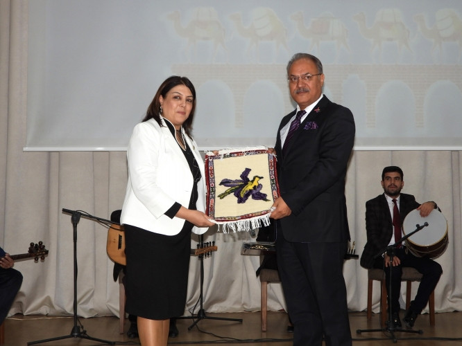 “Naxçıvan” Universitetində “Beynəlxalq İpək Yolu və Naxçıvan”  Beynəlxalq elmi konfransı öz işinə başlayıb<font color=red> - FOTOLAR</font>
