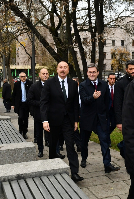 Prezident İlham Əliyev Belqraddakı Taşmaydan parkında Ümummilli Lider Heydər Əliyevin və Milorad Paviçin abidələrini ziyarət edib<font color=red> - FOTOLAR</font>