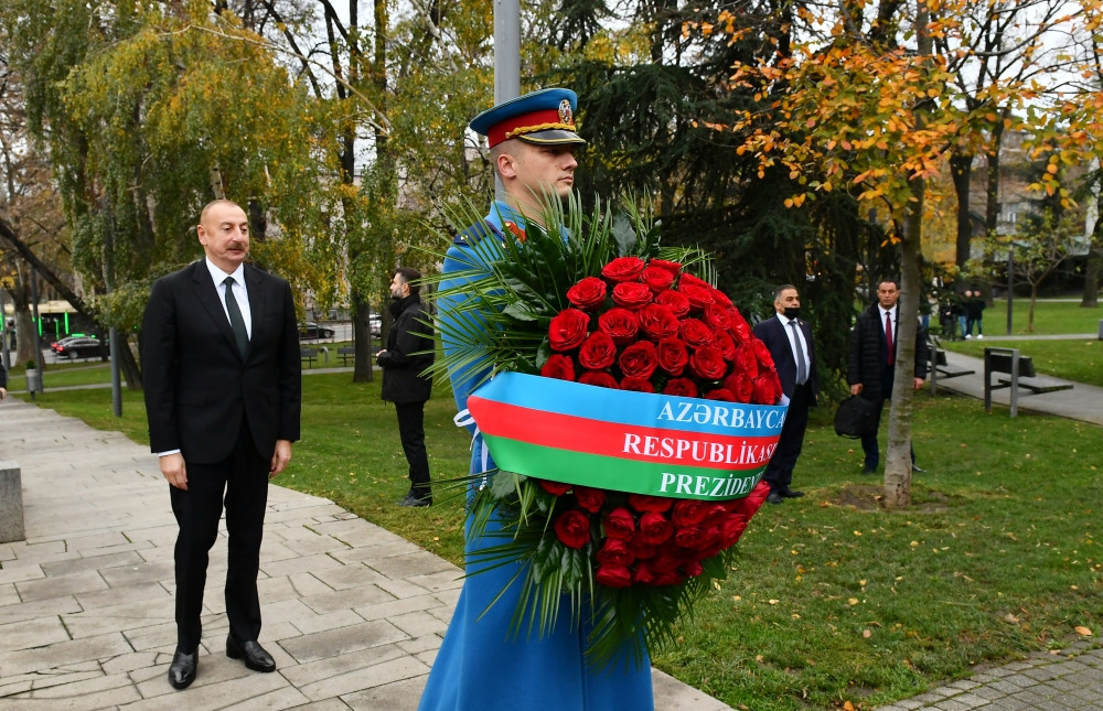 Prezident İlham Əliyev Belqraddakı Taşmaydan parkında Ümummilli Lider Heydər Əliyevin və Milorad Paviçin abidələrini ziyarət edib<font color=red> - FOTOLAR</font>