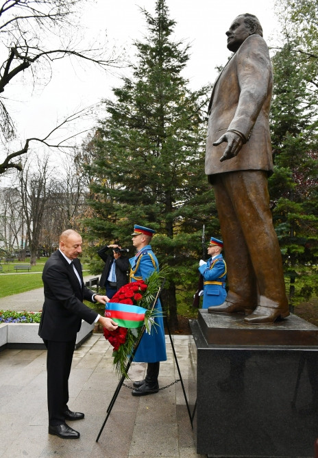 Prezident İlham Əliyev Belqraddakı Taşmaydan parkında Ümummilli Lider Heydər Əliyevin və Milorad Paviçin abidələrini ziyarət edib<font color=red> - FOTOLAR</font>