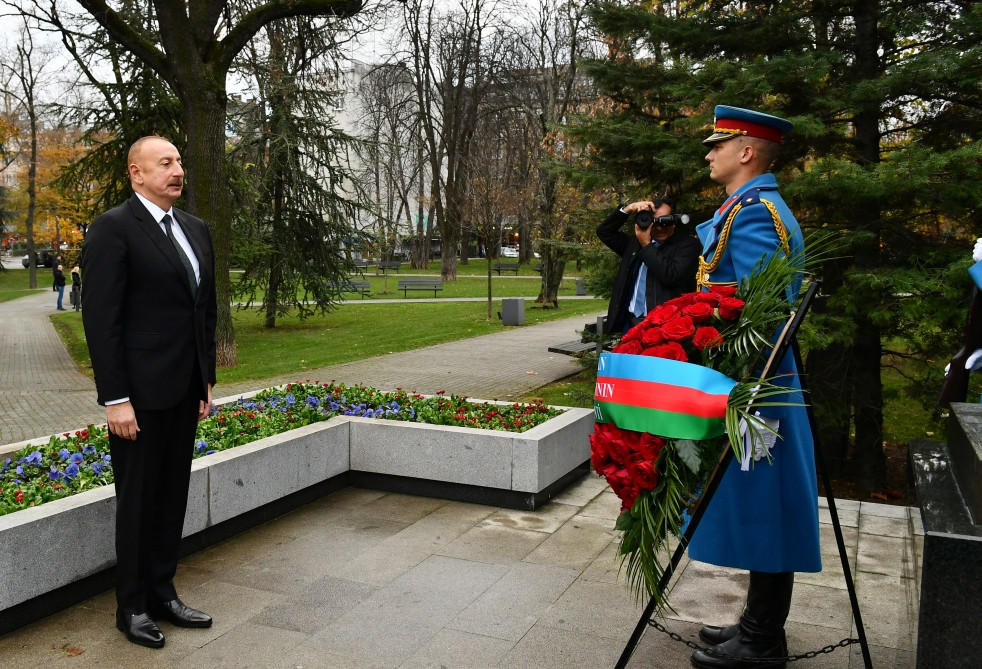 Prezident İlham Əliyev Belqraddakı Taşmaydan parkında Ümummilli Lider Heydər Əliyevin və Milorad Paviçin abidələrini ziyarət edib<font color=red> - FOTOLAR</font>