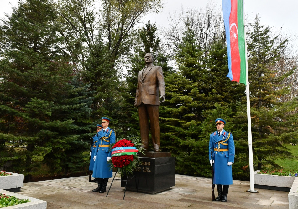 Prezident İlham Əliyev Belqraddakı Taşmaydan parkında Ümummilli Lider Heydər Əliyevin və Milorad Paviçin abidələrini ziyarət edib<font color=red> - FOTOLAR</font>