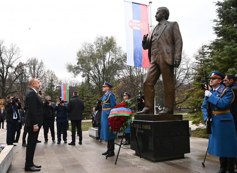 Prezident İlham Əliyev Belqraddakı Taşmaydan parkında Ümummilli Lider Heydər Əliyevin və Milorad Paviçin abidələrini ziyarət edib<font color=red> - FOTOLAR</font>