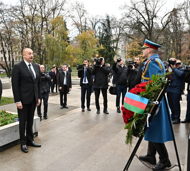 Prezident İlham Əliyev Belqraddakı Taşmaydan parkında Ümummilli Lider Heydər Əliyevin və Milorad Paviçin abidələrini ziyarət edib<font color=red> - FOTOLAR</font>