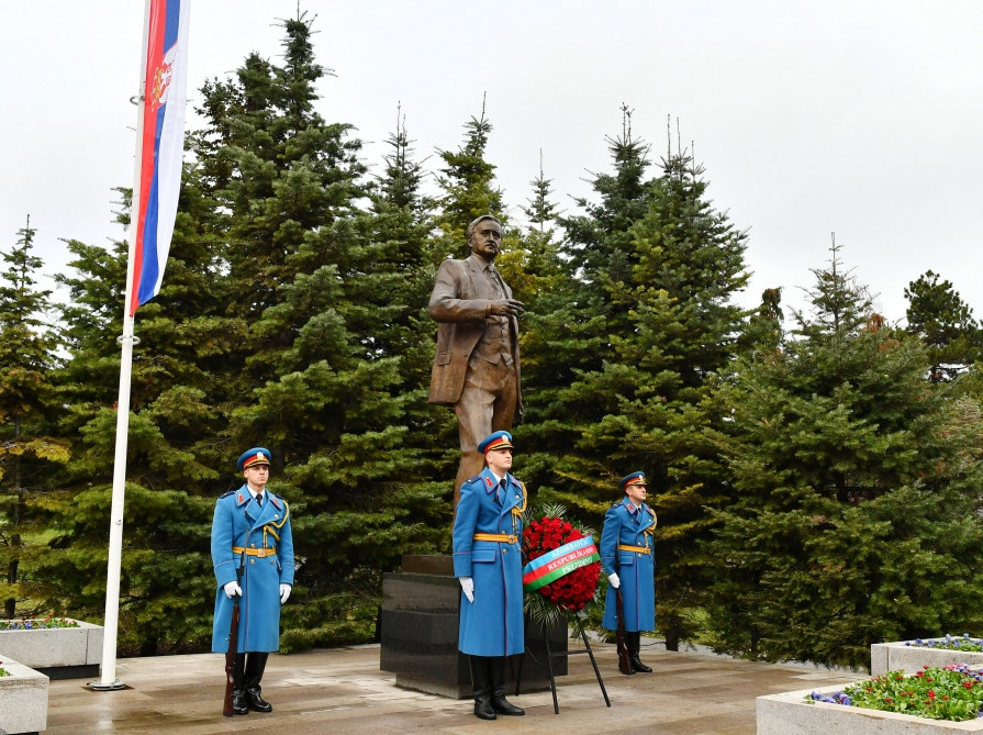 Prezident İlham Əliyev Belqraddakı Taşmaydan parkında Ümummilli Lider Heydər Əliyevin və Milorad Paviçin abidələrini ziyarət edib<font color=red> - FOTOLAR</font>