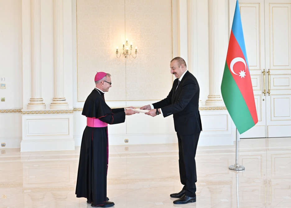 Prezident İlham Əliyev Vatikanın Azərbaycanda yeni təyin olunan səfirinin etimadnaməsini qəbul edib<font color='red'> - YENİLƏNİB</font><font color=red> - FOTOLAR</font>