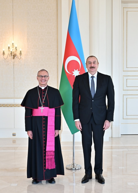 Prezident İlham Əliyev Vatikanın Azərbaycanda yeni təyin olunan səfirinin etimadnaməsini qəbul edib<font color='red'> - YENİLƏNİB</font><font color=red> - FOTOLAR</font>