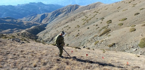Müharibədən sonra Laçında 1400-dən çox yeni mina basdırılıb - xarici ölkələrin hərbi attaşeləri erməni terrorunun izləri ilə tanış olublar<font color=red> - FOTOLAR</font>