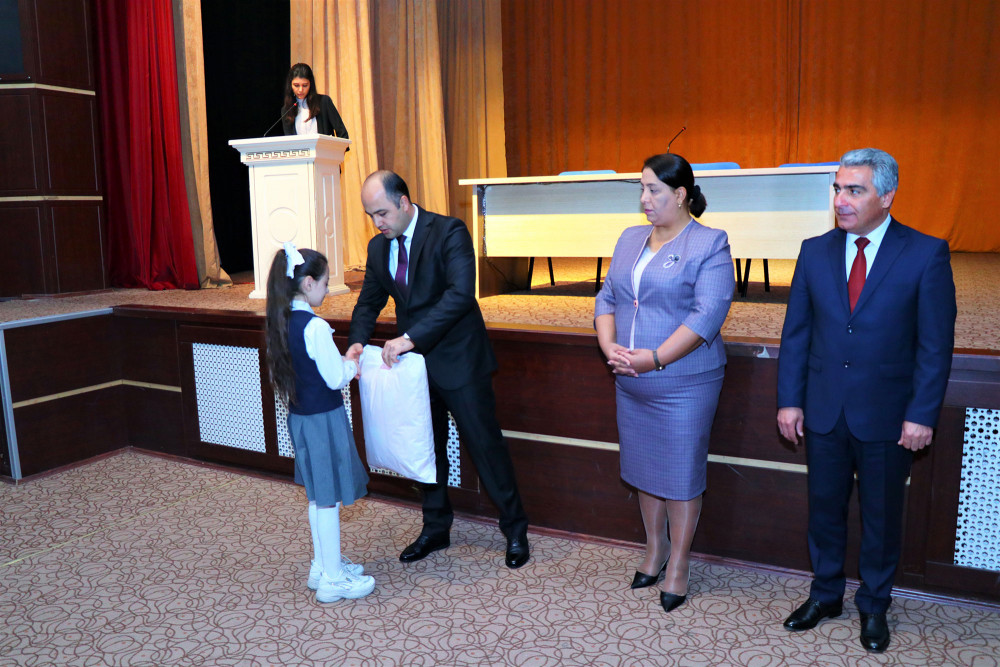 Sosial qayğıya ehtiyacı olan şagirdlərə qış geyimləri verilib<font color=red> - FOTOLAR</font>